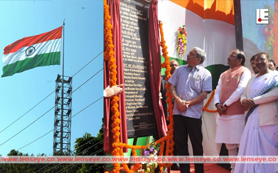 Ranchi, Jharkhand 23 January 2016 :: Union Defence Minister Manohar Parrikar (R) unfurled tallest Tricolour (66 feet by 99 feet Tricolour) in the Word at Pahari Temple in Ranchi on Saturday. Jharkhand Governor Droupadi Murmu and Chief Minister Raghubar Das (2nd-R) are also seen in the picture. Photo-Ratan Lal, Ranchi, Jharkhand,