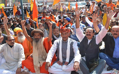 Dharna by Vishwa Hindu Parishan & Bajrang Dal activists.