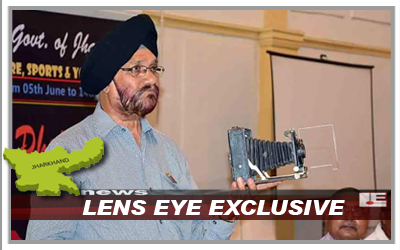 Lens Eye Exclusive :: Kuldeep Singh Deepak displayed 100 years Old Camera.