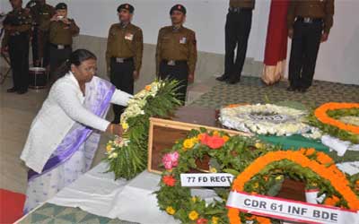 Jharkhand Governor Draupadi Murmu pays floral tribute to Indian Army Gunner Shashikant Pandey