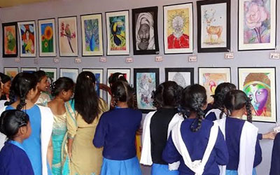 रांची :: चित्रकला प्रदर्शनी में बच्चों की उमड़ी भीड़
