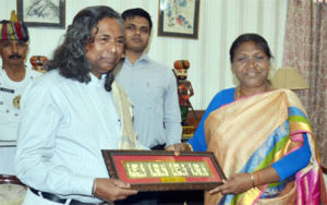 Governor of Jharkhand Droupadi Murmu feliciated Padma Shree Mukund Nayak