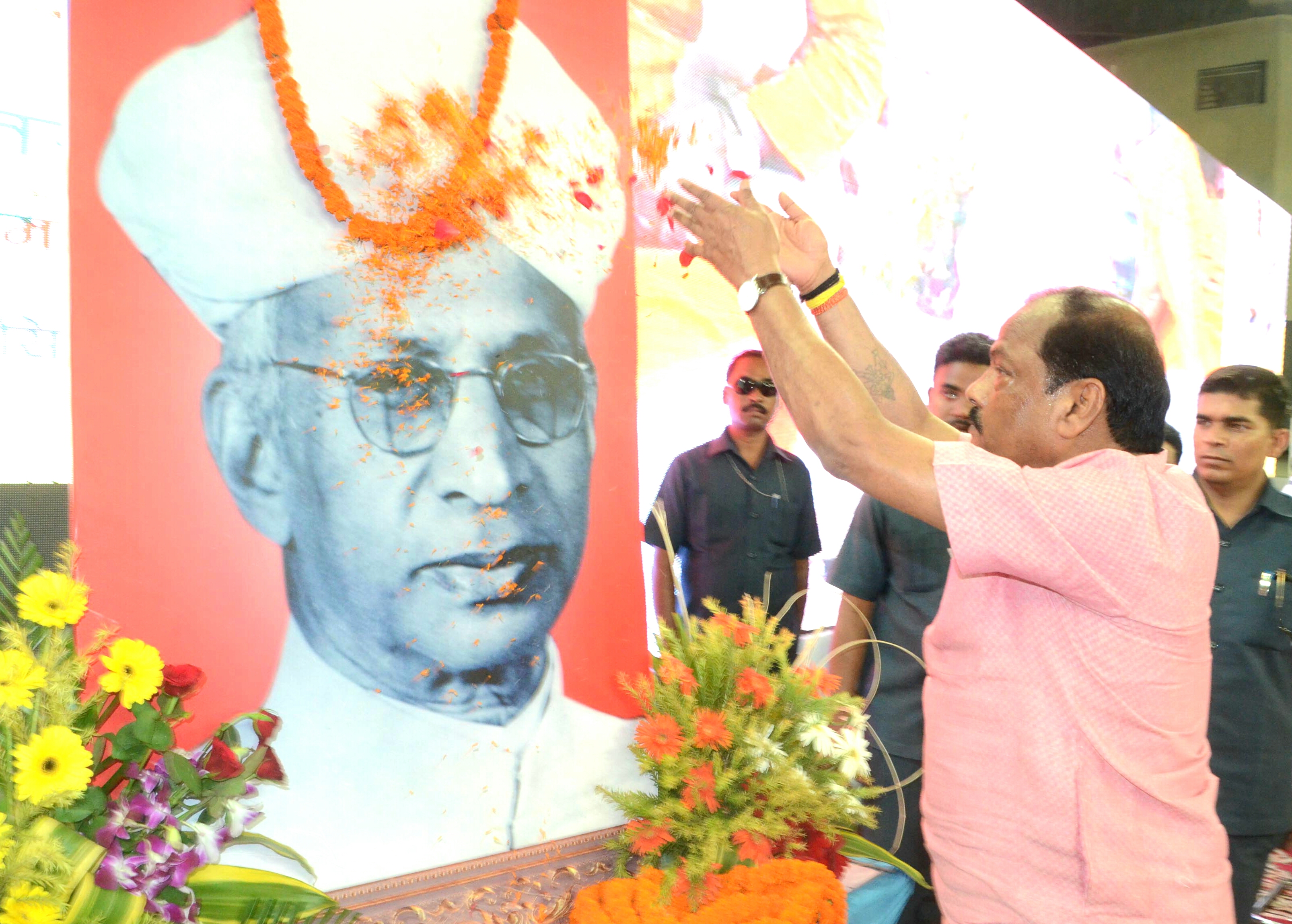 CM, Jharkhand pays Floral tribute to former President of India Dr. Sarvepalli Radhakrishnan on his birth anniversary