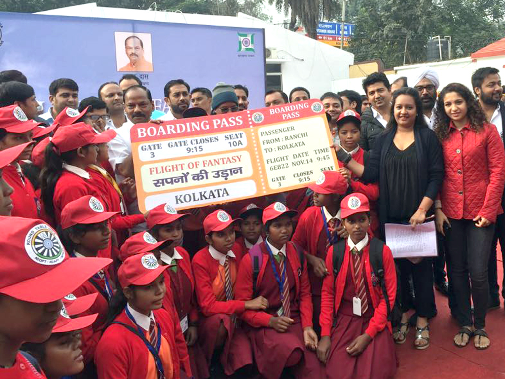 Flight of Fantasy :: Chief Minister Raghubar Das gave the boarding pass to the deprived kids to visit Kolkata