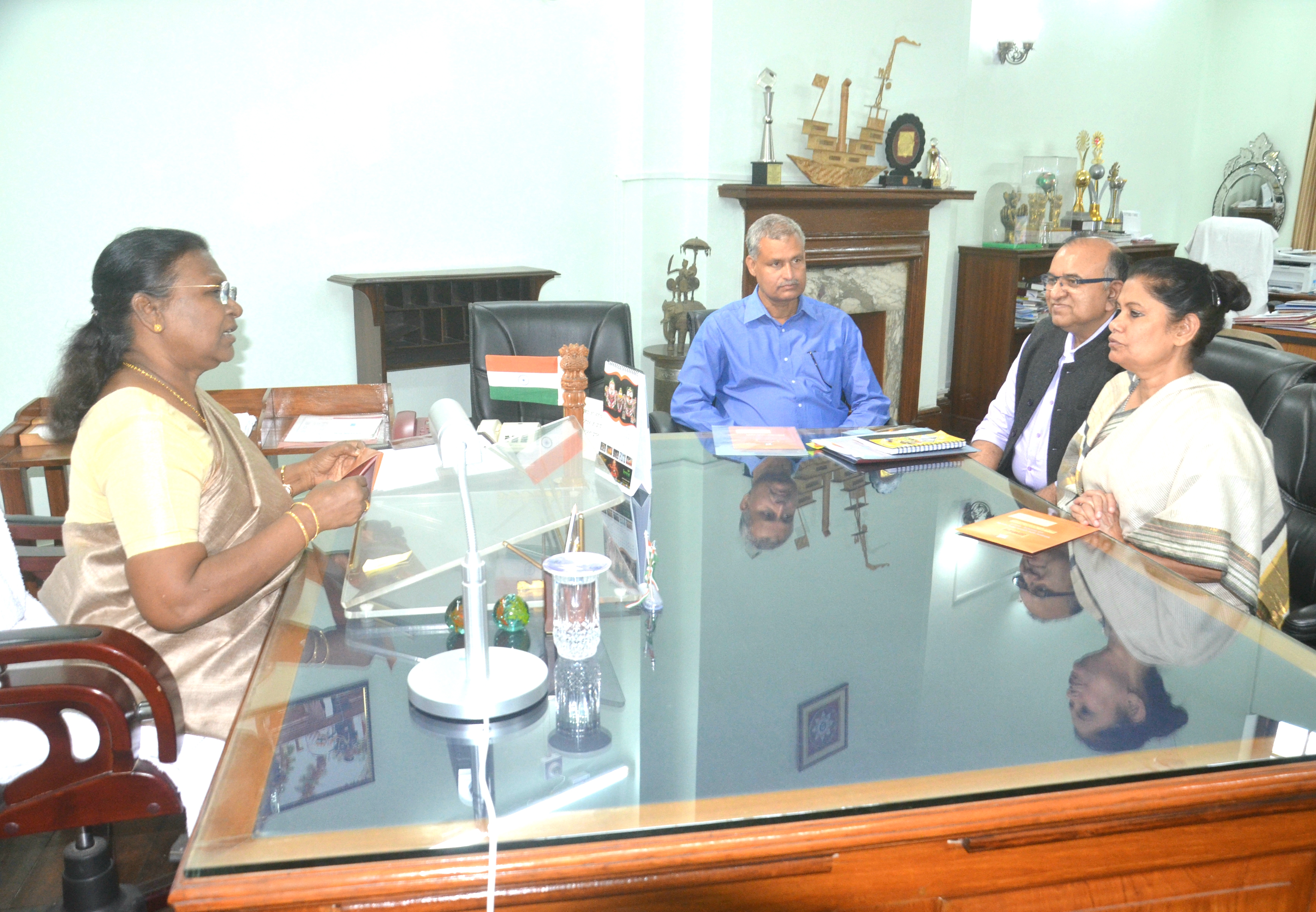 CS Rajbala varma met Governor Draupadi Murmu