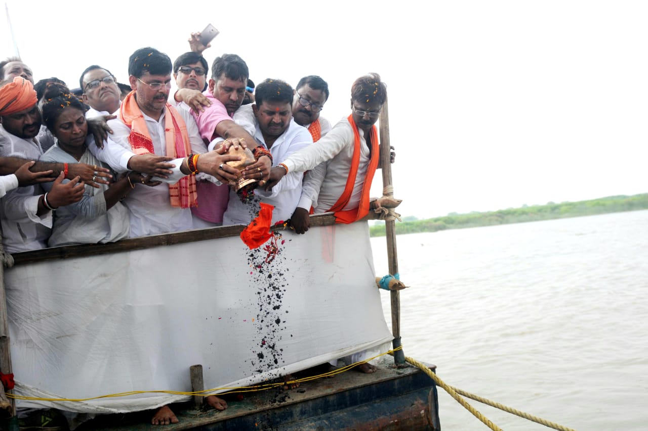 Sahibgung :: Atal Bihari Vajpayee's Ashes Immersed in River Ganga.